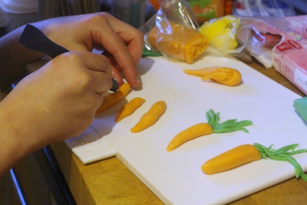 Maxi making carrots