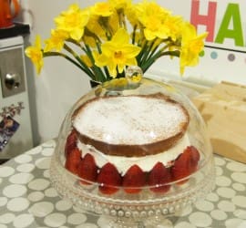 How to make the perfect Victoria Sponge. Follow our secret tip to make the most delicious classic Victoria Sponge Sandwich. This tea time mainstay is a brilliant bake for cooking with kids.