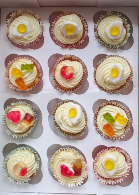 How cute are these vanilla cupcakes and icing? A super simple recipe using just one 250g block of butter! 