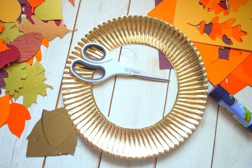 Paper plate wreath form
