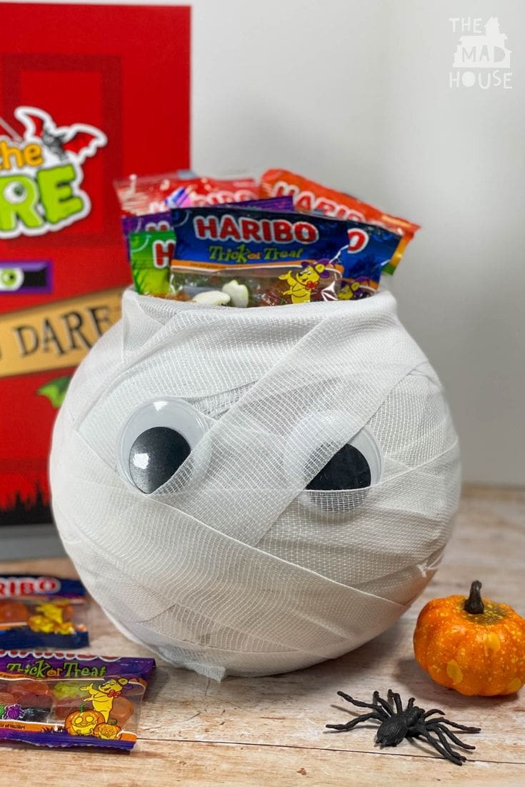 This cute DIY Mummy Trick or Treat bowl is the perfect addition to your Halloween festivities. Simple to make and only takes a few minutes. #Halloween