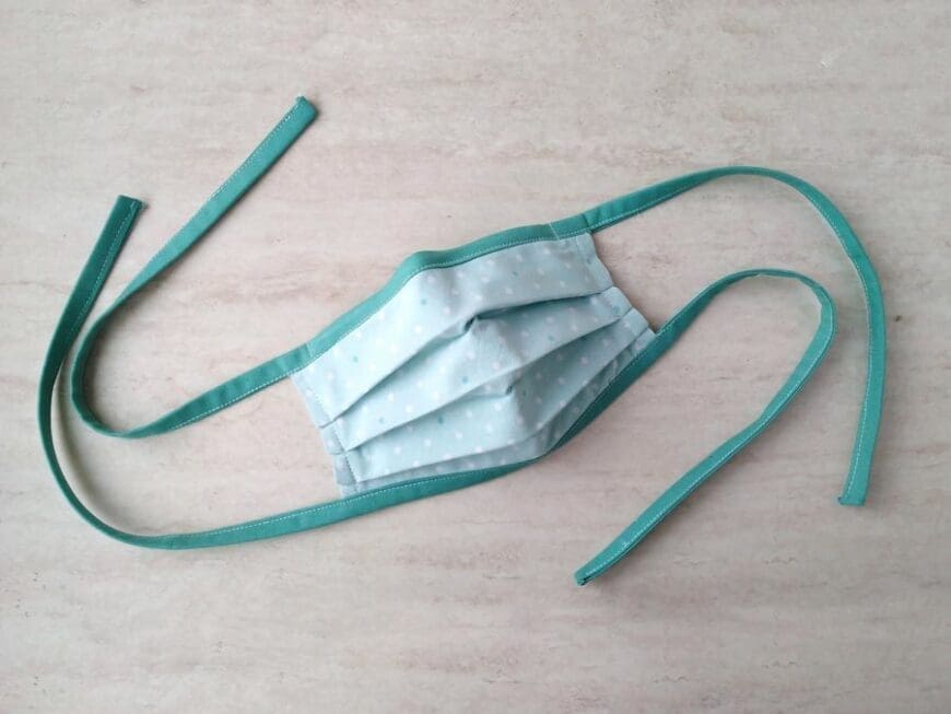 Cloth face mask with adjustable ties