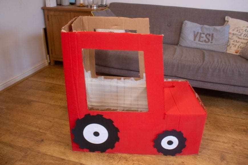 How amazing is this DIY Cardboard Box Tractor that folds flat for storage. This tutorial also comes with fab free printables.