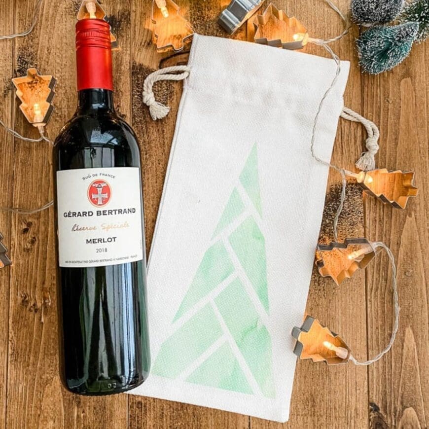 Infusible Ink Bottle Bag - Geometric Tree Design with full tutorial. Learn how to use Infusible Ink and make a fab hostess gift wine bag.